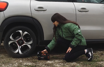 Насос с фонарем для автомобиля WORX WX092.9 аккумуляторный, 20V, 10 бар