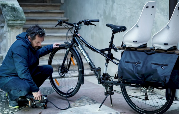 Насос с фонарем для автомобиля WORX WX092.9 аккумуляторный, 20V, 10 бар
